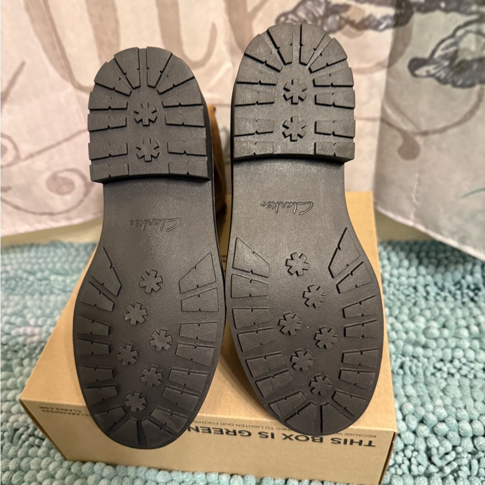 New in the box Clark’s Leather Distressed Look Size 6 - Picture 5 of 10